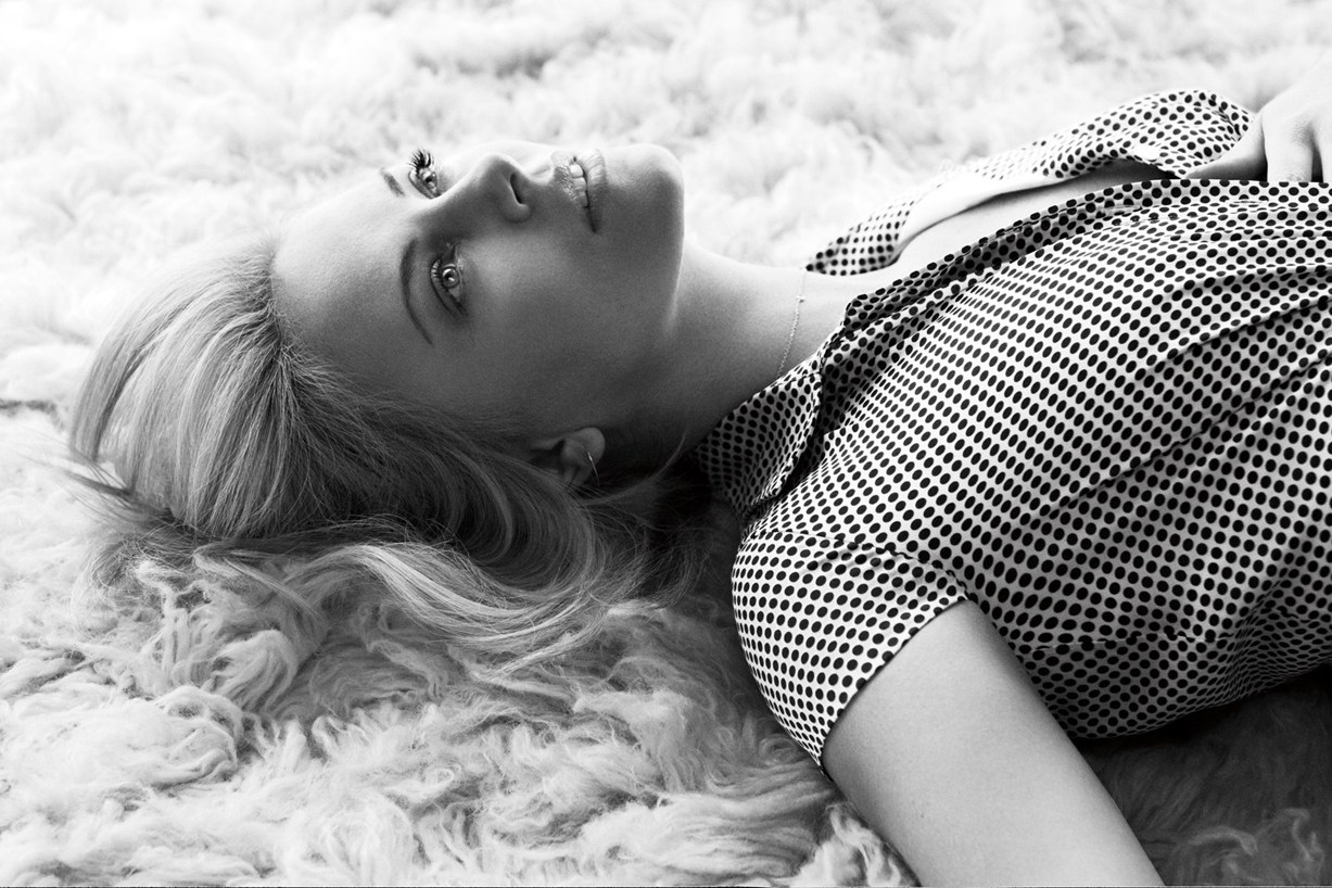 Charlize Theron / Шарлиз Терон в рекламной кампании Dior Parfums 2010 / фотограф Alexi Lubomirski