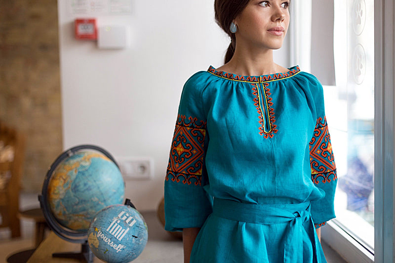 Льняное платье с вышивкой в этно стиле