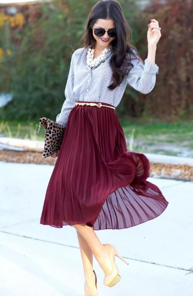 бордовая юбка кожаная и светлая легкая блузка романтический стиль
