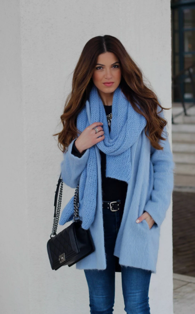 голубое пальто и шарф + джинсы