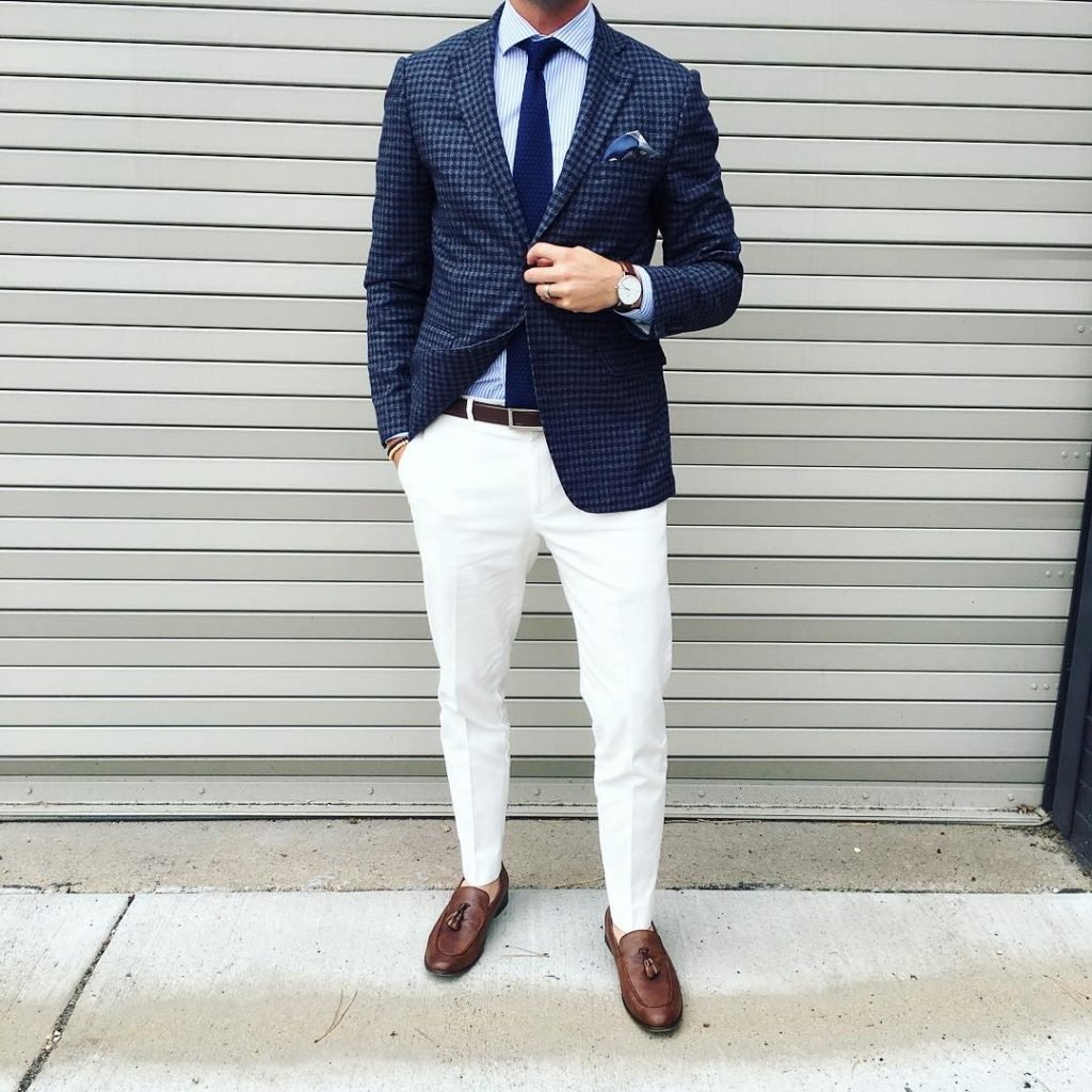 Белые брюки синий пиджак мужской