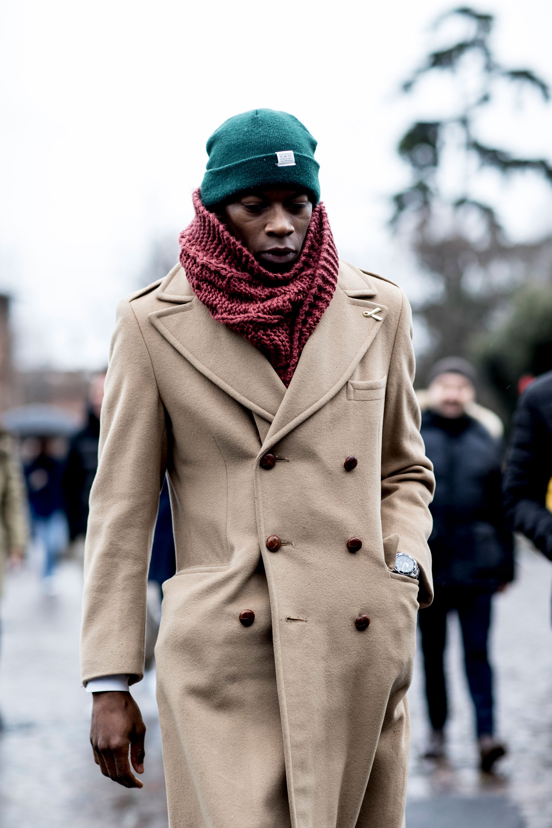 Мужское пальто с шапкой и шарфом