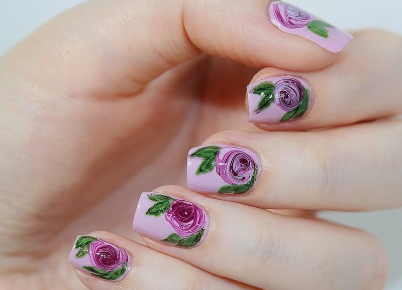 Лиловые ноготки в стиле нюд с нарисованными розами