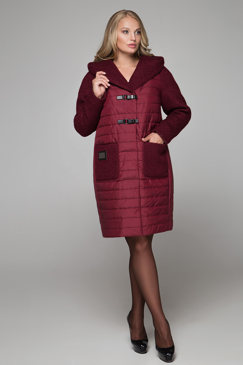 Модное женское утеплённое пальто бордового цвета
