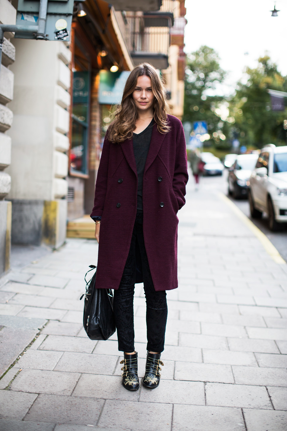 Один из стильных и элегантных вариантов верхней одежды в этом цвете – бордовое пальто