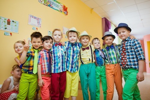 Дети в одежде стиля стиляги