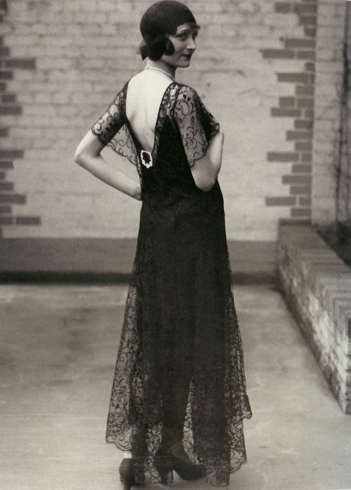 Девушка в длинном платье в стиле ретро