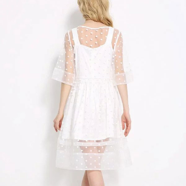 Белое прозрачное платье в нежном оформлении