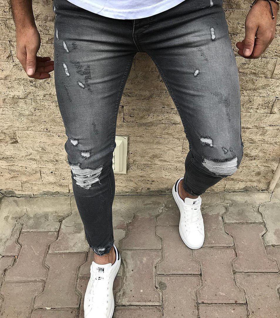 Серые удобные джинсы рваные