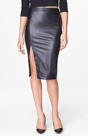 Девушка в черной кожаной юбке с разрезом в стиле вамп