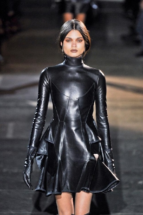 Леди-Вамп в черном, кожаном платье