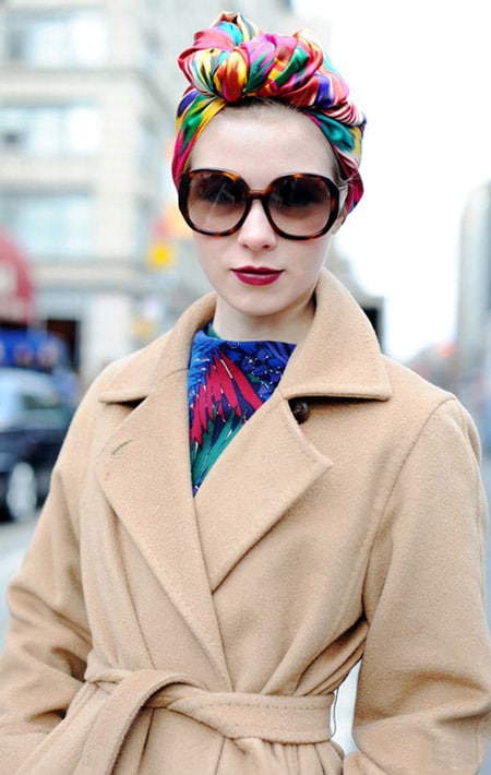 Девушка в цветном платке на голове и очках