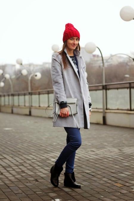 Девушка в красной шапке и светлом пальто