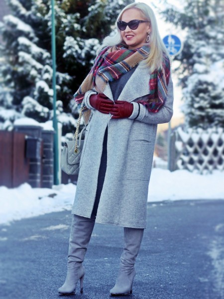 Девушка в светлом пальто и шарфе
