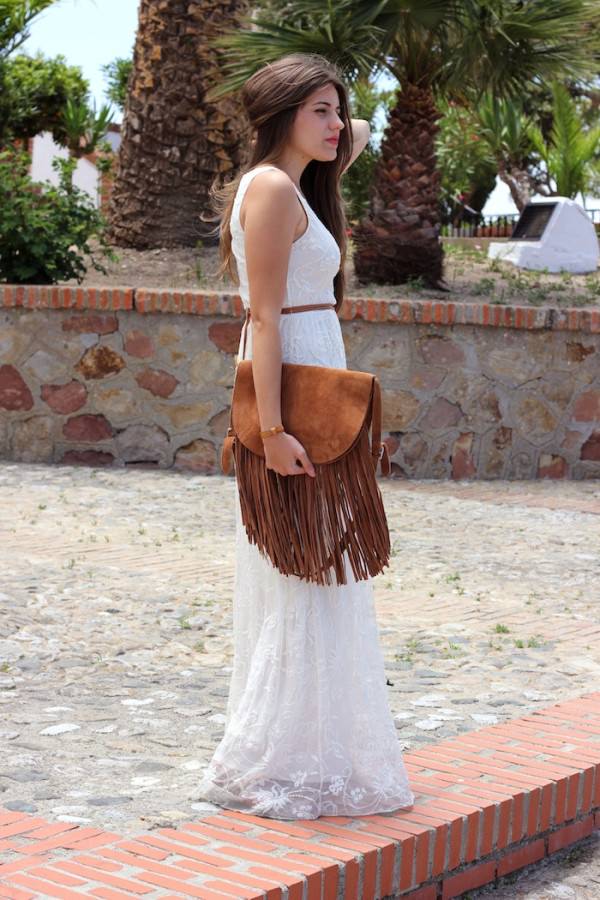 Девушка в белом платье и с коричневой сумкой