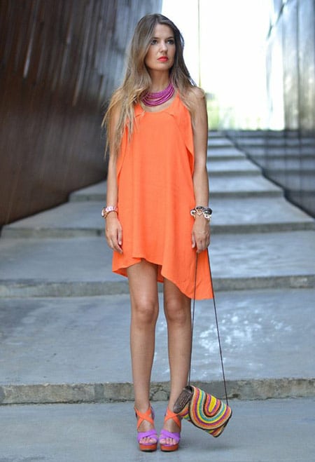 Девушка в морковном летнем платье