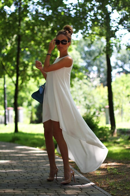 Девушка в асимметричном белом платье