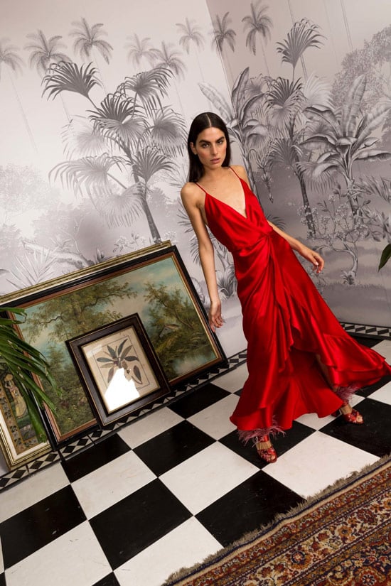 Модель в красном платье комбиниция макси от Johanna Ortiz