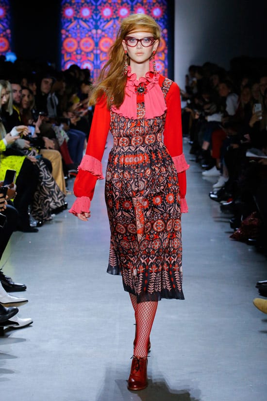 Модель в пестром платье средней длины с красными рукавами от Anna Sui