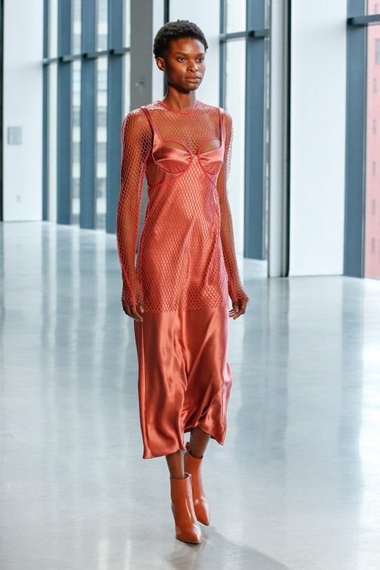 Модель в розовом платье комбиниция с сеткой от Dion Lee