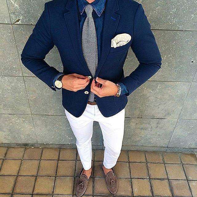 Синие брюки белый пиджак