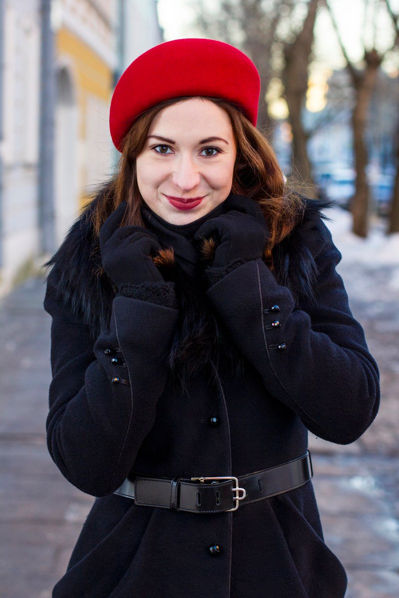 Красная шапка и черная куртка