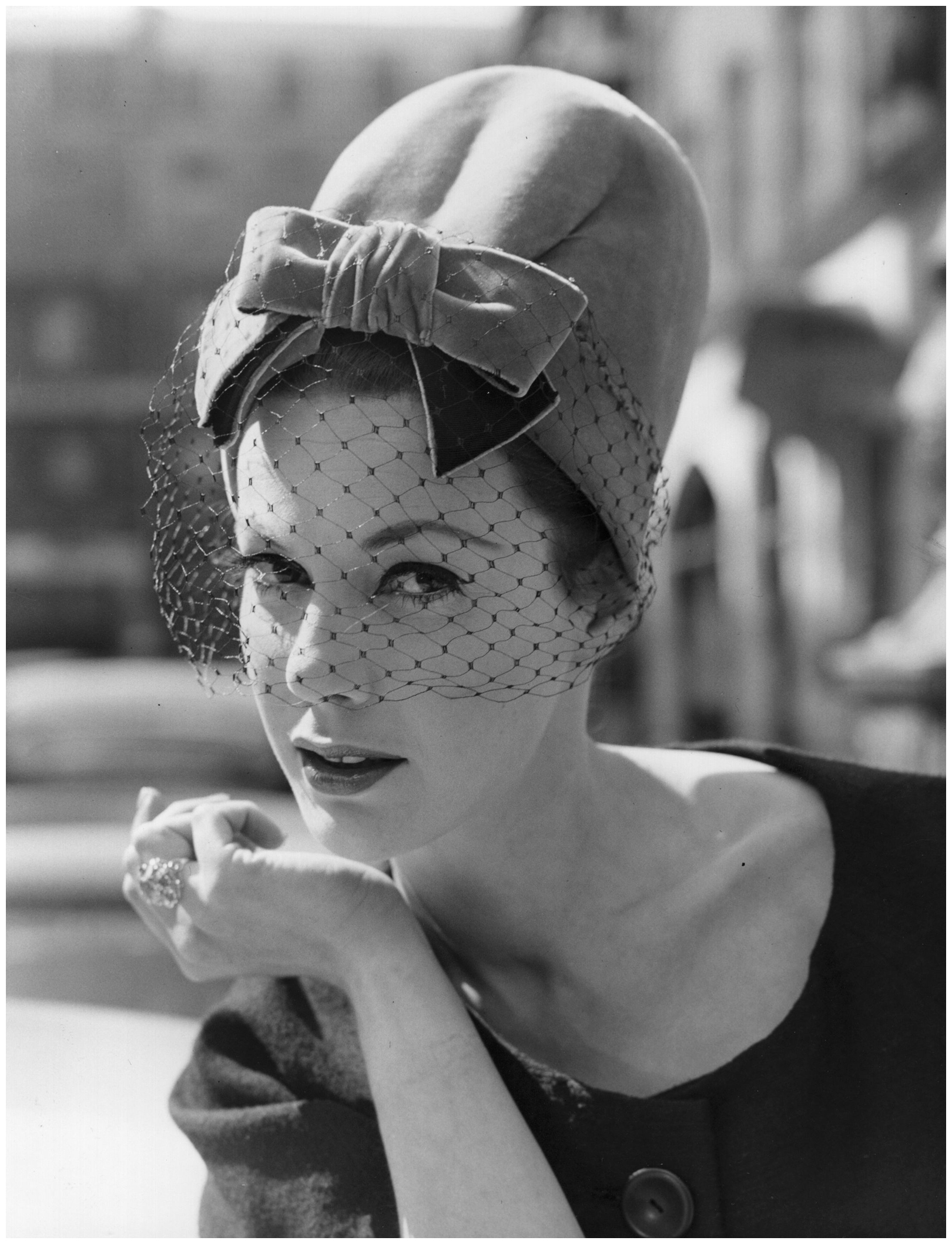 Шляпы 50 годов. Одри Хепберн в шляпе. Одри Хепберн в шляпе с вуалью. Кристиан диор мода 20 века. Одри Хепберн в шляпе и очках.