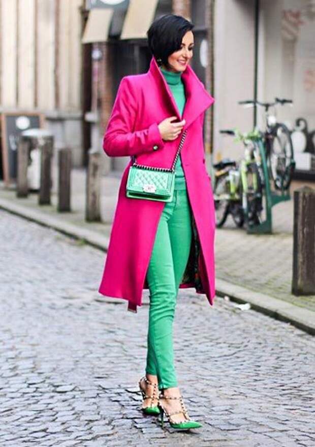 Какие цвета сочетаются с зеленой курткой в одежде у женщин