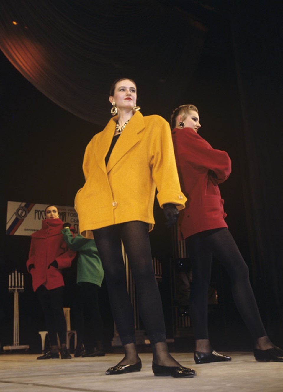 Манекенщицы во время шоу-программы модельера Вячеслава Зайцева, 1992 год. Фото: РИА Новости