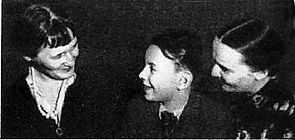 Ахматова, маленький Алексей Баталов и его мама - Нина Ольшевская. 