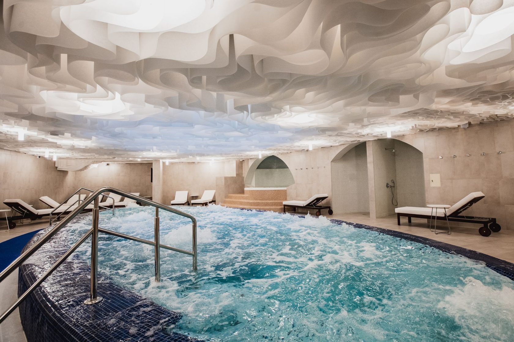 Spa центр бассейн. Savoy фитнес чистые пруды. Савой велнес фитнес чистые пруды. Савой фитнес Новослободская. Отель Савой Москва бассейн.