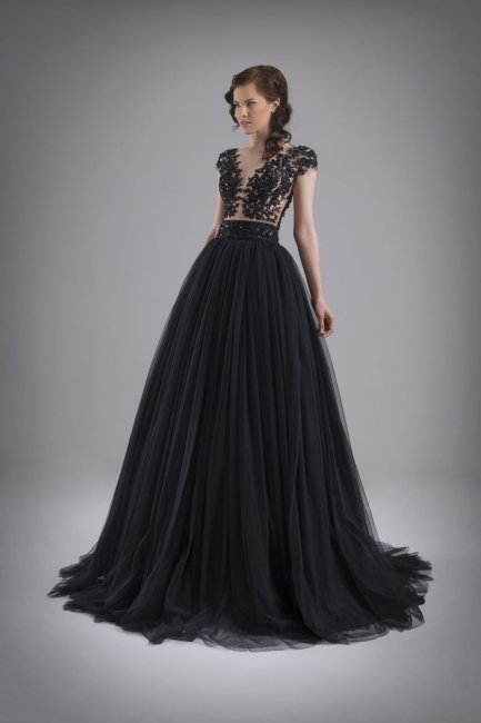 Чёрное свадебное платье с короткими руковами для тематического торжества