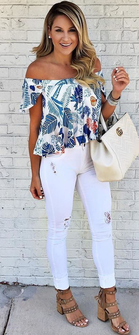 Белые джинсы летом сочетаются с любым ярким топом или блузкой