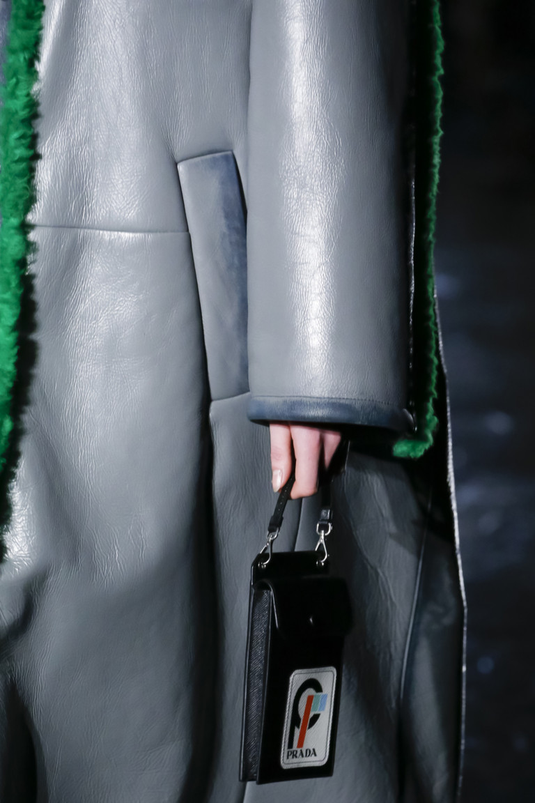 Сумки 2019 зима: маленькая черная сумка Prada