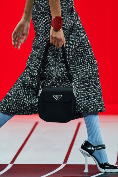 Браслет Prada в виде сумочки - модный аксессуар осень 2020