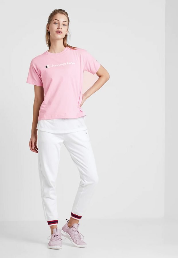 спортивная розовая футболка под белые штаны