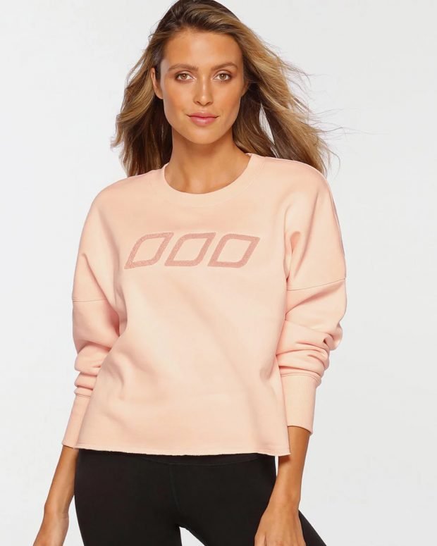 модные свитера 2021: розовый с надписью