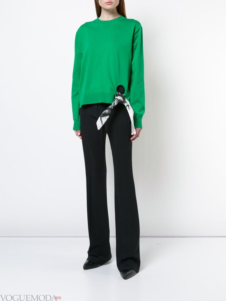 зеленый свитер с декором и черные брюки 