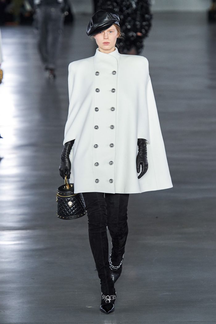 Модное пальто кейп осень-зима 2019-2020 из коллекции Balmain