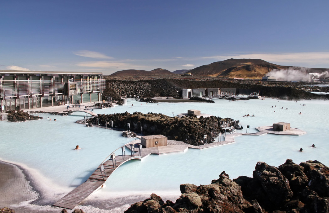 Купание в термальных бассейнах Голубой Лагуны в Исландии помогает при псориазе