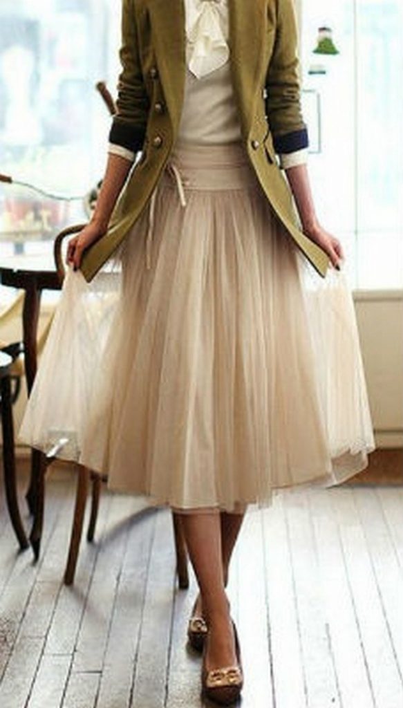 Легкая юбка и легкие балетки – гармоничное дополнение к романтичному образу с милитари жакетом