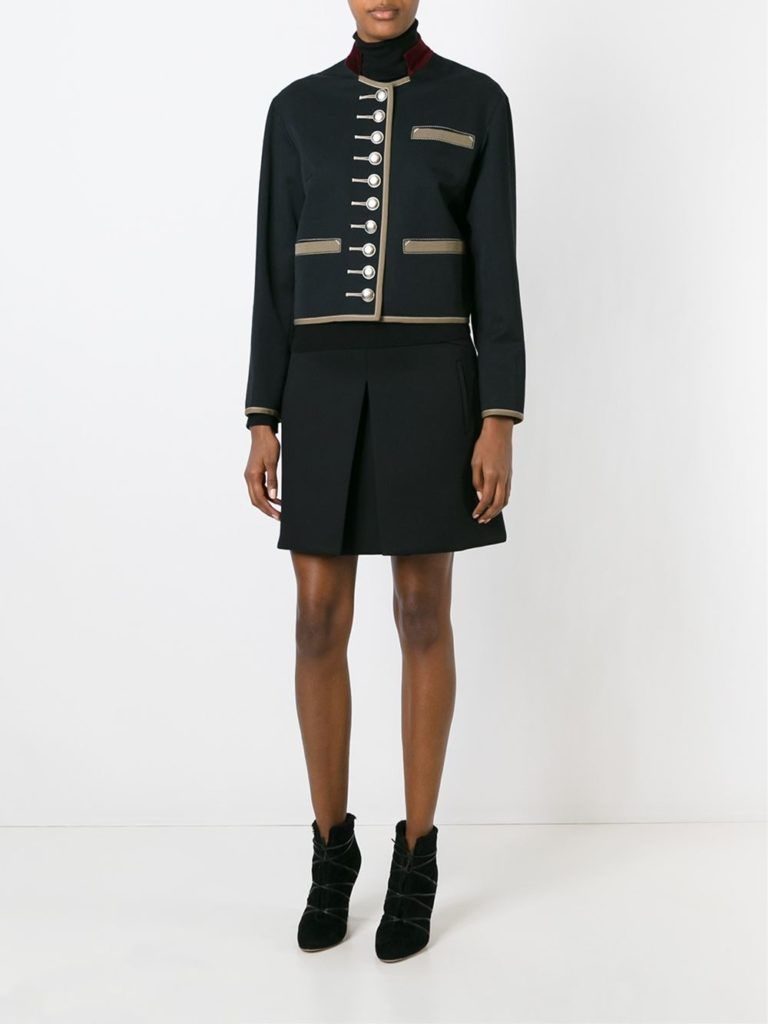 Классическая юбка – стильное дополнение к повседневному образу с жакетом милитари стиля
