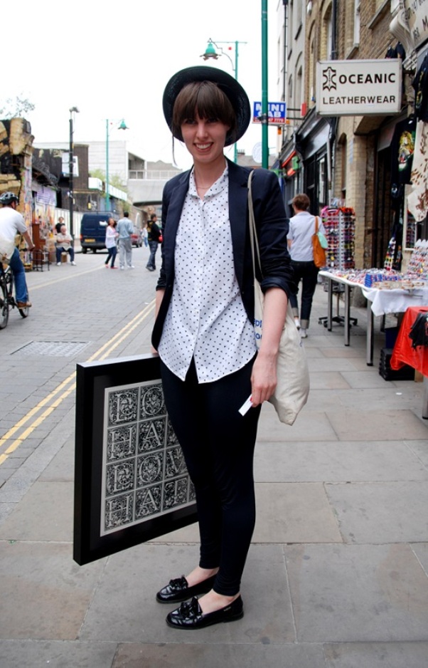 Лоферы - идеальная пара к черным брюкам для прогулочного лука.