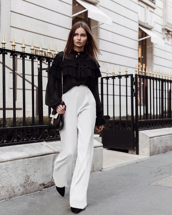 Идеальный контраст: черные туфли и белые широкие брюки.