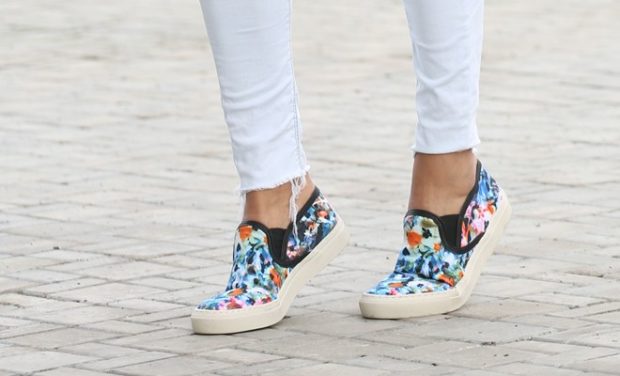 Узкие джинсы и слипоны - классика прогулочного стиля.